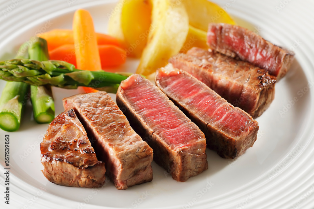 皿に盛り付けた黒毛和牛ヒレステーキ　Japanese wagyu beef fillet steak on a plate