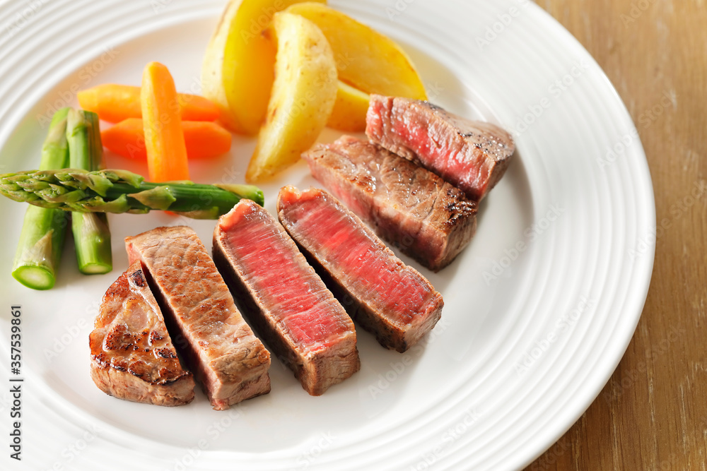 皿に盛り付けた黒毛和牛ヒレステーキ Japanese wagyu beef fillet steak on a plate 皿に盛り付けた黒毛和牛ヒレステーキ Japanese wagyu beef fillet steak on a plate