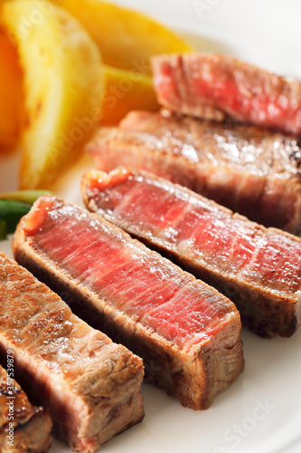 皿に盛り付けた黒毛和牛ヒレステーキ　Japanese wagyu beef fillet steak on a plate