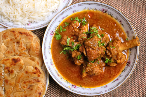 Cuadro en lienzo Lamb Curry with Indian Bread and Rice