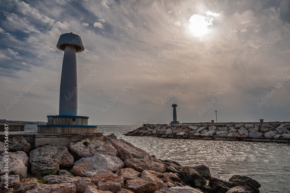 Obraz premium Lighthouses on a cape in a stormy sea.
