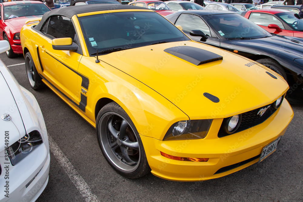  Ford Mustang gt boss moderno convertible coche amarillo estacionado en show Foto de stock