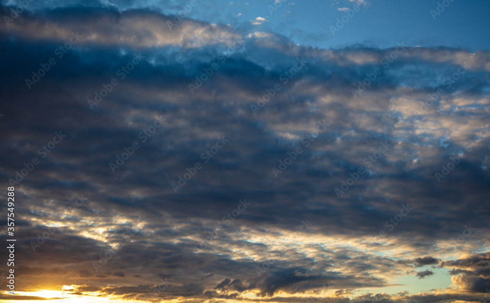 Obraz premium Clouds in the sky at sunset