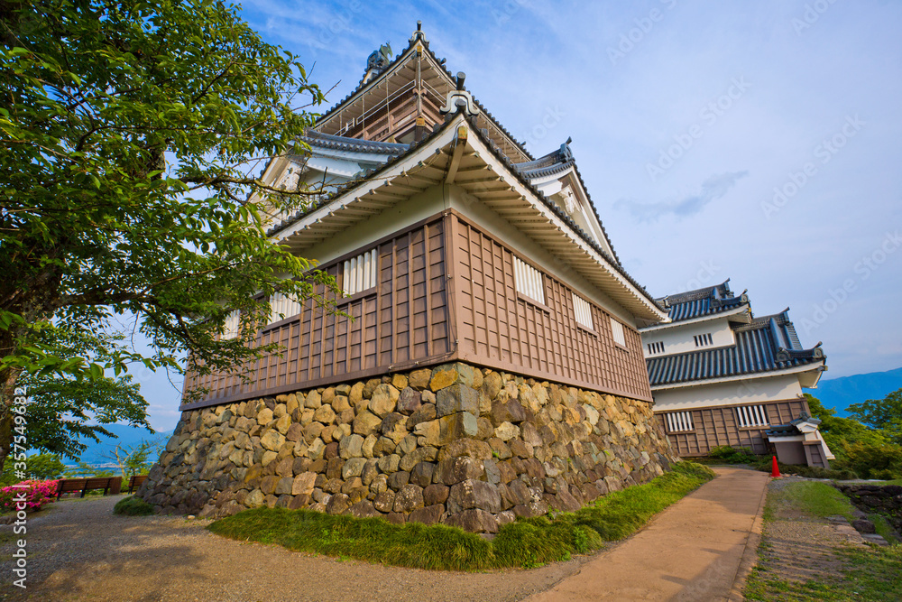 Echizen Ono Castle is “the castle in the sky”. This castle was built at Kameyama located in the central area of Ono City.