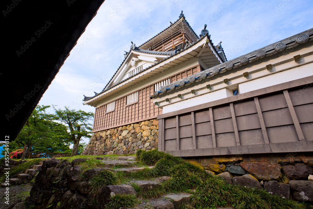 Echizen Ono Castle is “the castle in the sky”. This castle was built at Kameyama located in the central area of Ono City.