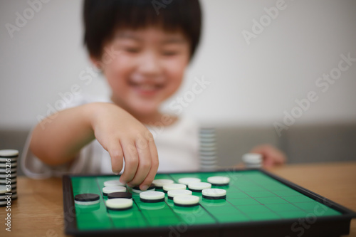Foto オセロで遊ぶ男の子