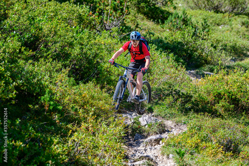 Fototapeta premium Tricky Downhill in verblocktem Gelände