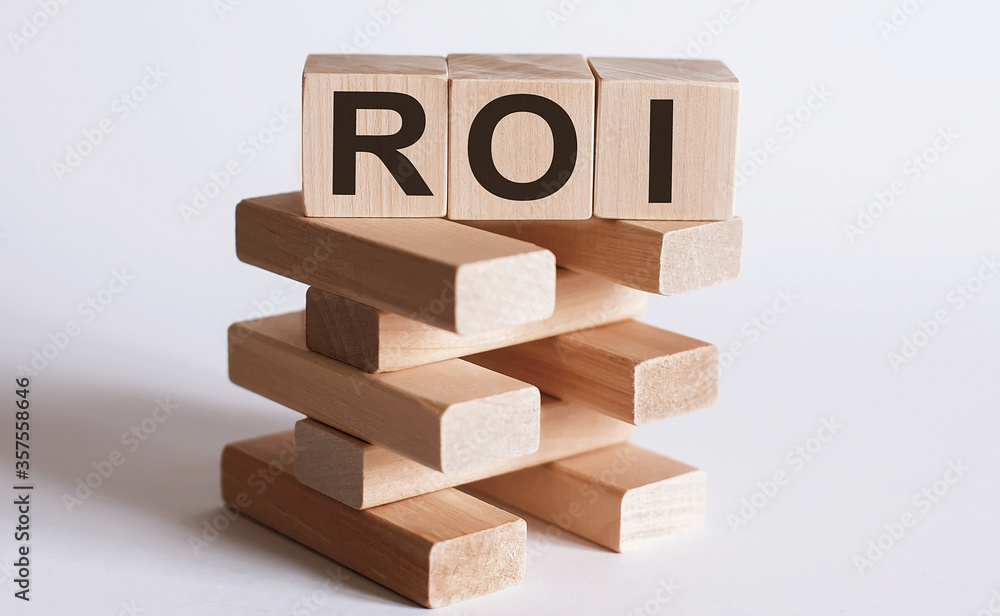 Obraz premium Text ROI on a wooden cube blocks