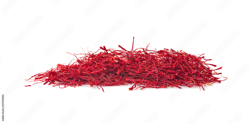 Naklejka premium saffron threads an isolated on white background