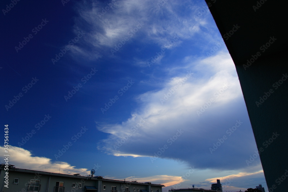 Fototapeta premium 住宅のマンションと綺麗な青空