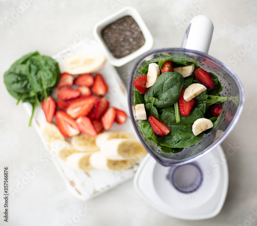 spinach, banana and strawberry smoothie ingredients