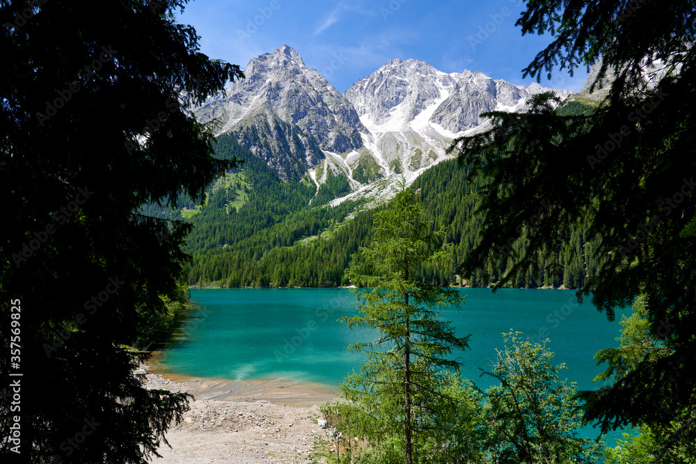 Der Antholzer See in der Bergwelt des Naturpark Rieserferner-Ahrn, Pustertal, Südtirol, Italien