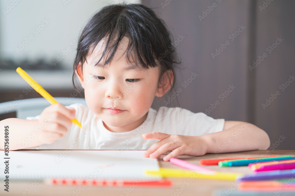 ダイニングテーブルでお絵かきをする子ども ダイニングテーブルでお絵かきをする子ども
