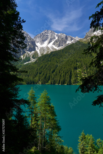 Fototapeta Naklejka Na Ścianę i Meble -  Der Antholzer See in der Bergwelt des Naturpark Rieserferner-Ahrn, Pustertal, Südtirol, Italien