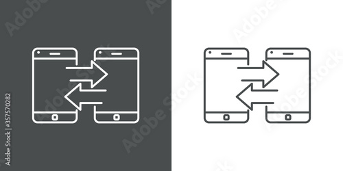 Concepto intercambio de datos. Icono plano lineal teléfonos inteligentes conectados por flechas en fondo gris y fondo blanco photo