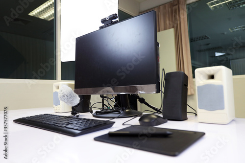 Wallpaper Mural Desktop computer for online class education at school or university. Computer set for online learning with microphone, webcam, speaker and pen tablet. Torontodigital.ca