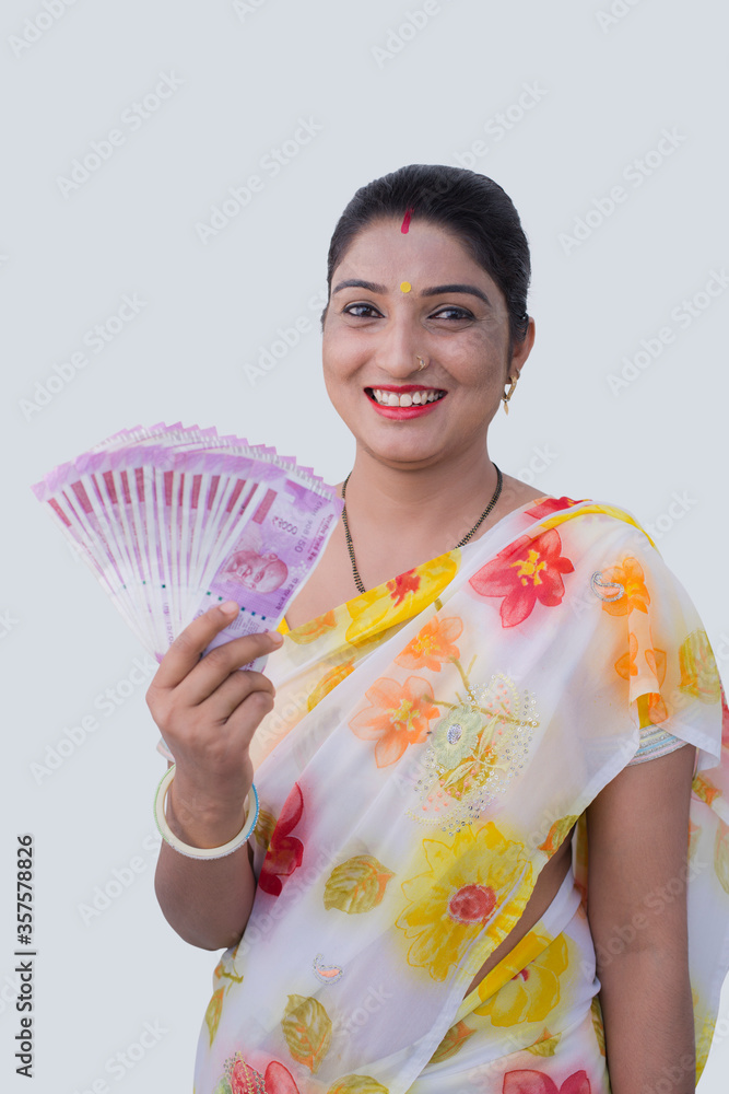 Ταπετσαρία Happy young woman holding Indian 2000 rupees