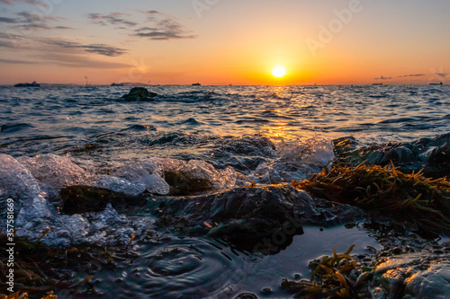 朝日と磯に寄せる波とDSC0155 © Kouzi.Uozumi