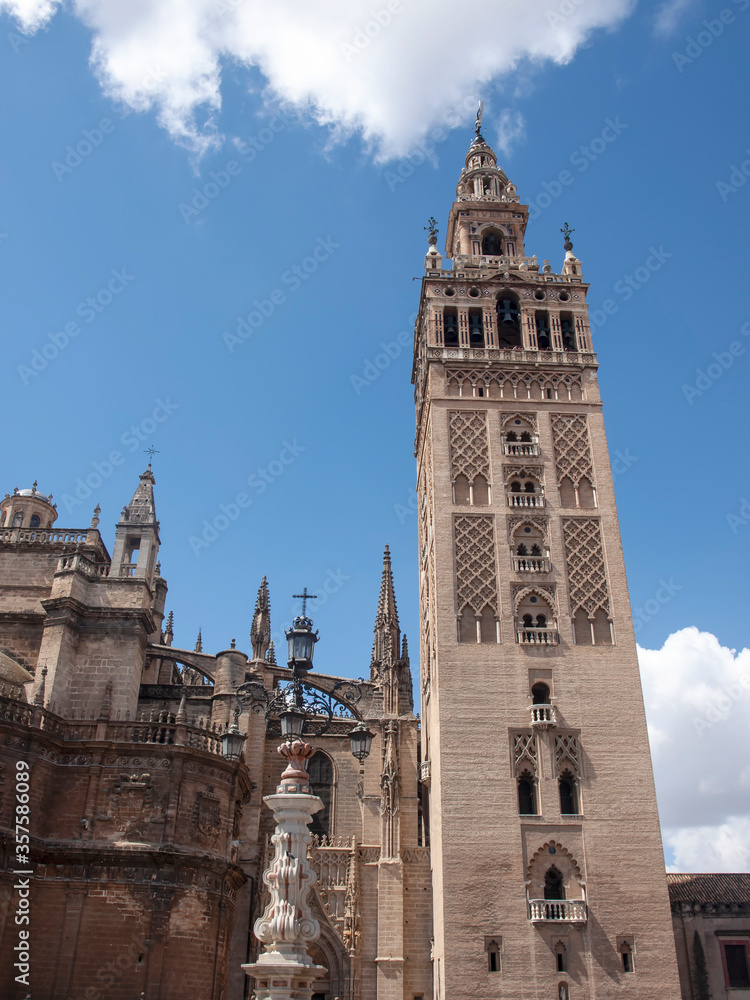 Giralda de Sevilla, has the structure of the Almohad minarets, is topped with a female sculpture called 