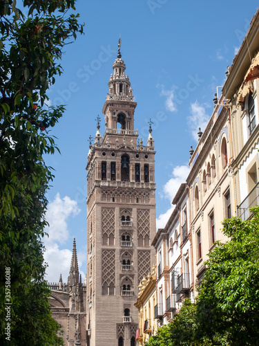 Giralda de Sevilla, has the structure of the Almohad minarets, is topped with a female sculpture called "El giraldillo"