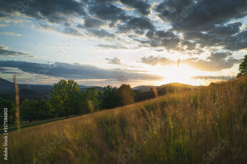 H  gel in Landschaft bei Sonnenuntergang und wolkigem Himmel in Rynartice  S  chsische Schweiz