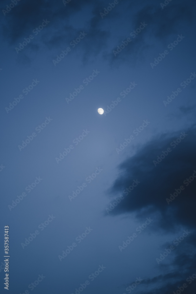 Mond leuchtet am bewölkten Himmel am Abend Mond leuchtet am bewölkten Himmel am Abend