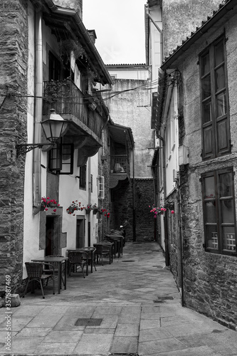 Fototapeta Naklejka Na Ścianę i Meble -  Casa con flores en un callejón oscuro