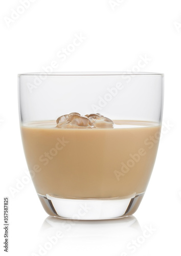 Φωτογραφία Glass with ice cubes of  whiskey and cream based liqueur on white