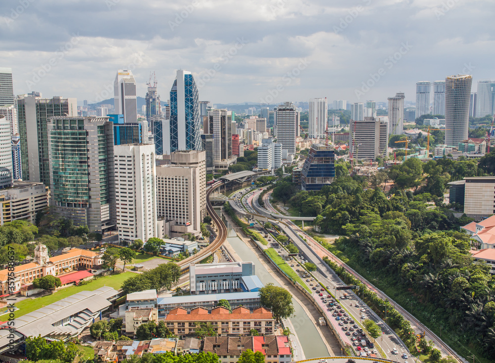 Naklejka premium Panorama z drapaczami chmur w stolicy Malezji, Kuala Lumpur.