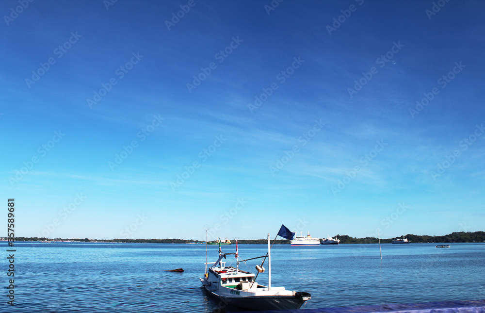 Naklejka premium boats in the sea with blue sky