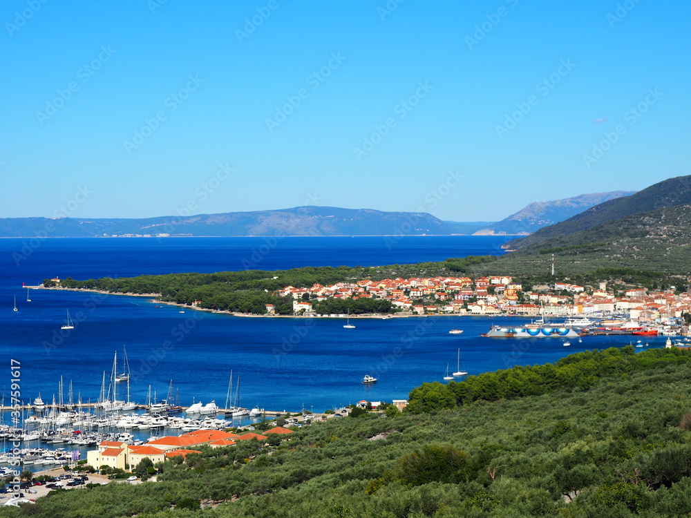 Schöner Blick auf den Yachthafen von Cres in Kroatien