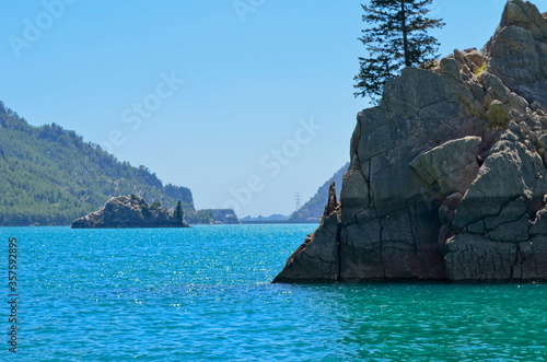 Green Canyon miejsce które w Turcji warto odwiedzić.Mała wysepka z flagą Turcji. photo