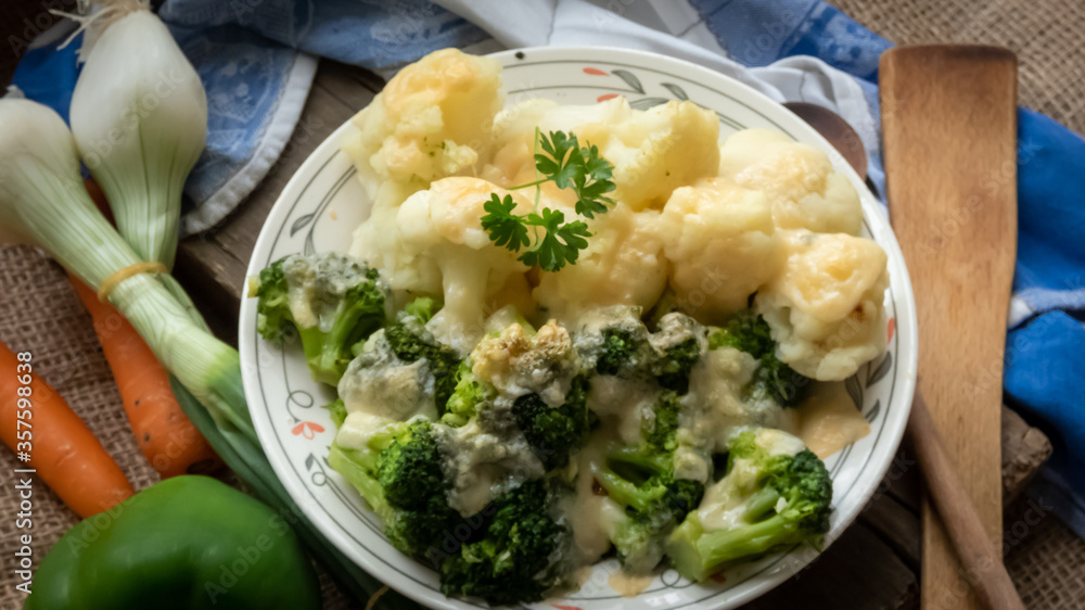 Blumenkohl Broccoli mit Parmesan überbacken Blumenkohl Broccoli mit Parmesan überbacken