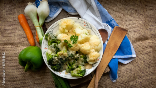 Blumenkohl Broccoli mit Parmesan überbacken photo