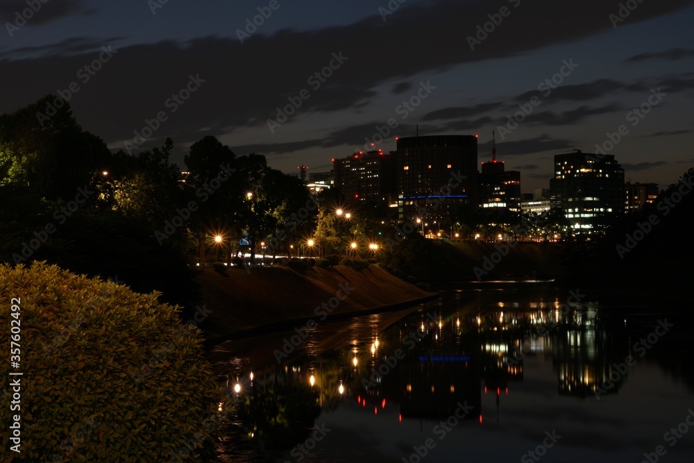 Fototapeta premium 皇居内堀通り夜景 皇居お堀 麹町方面