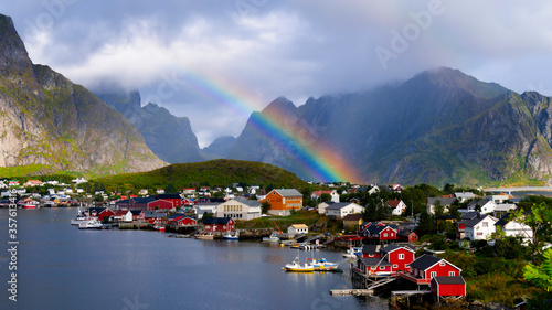 Obraz na plátně Regenbogen in einem Fischerdorf in Norwegen Lofoten