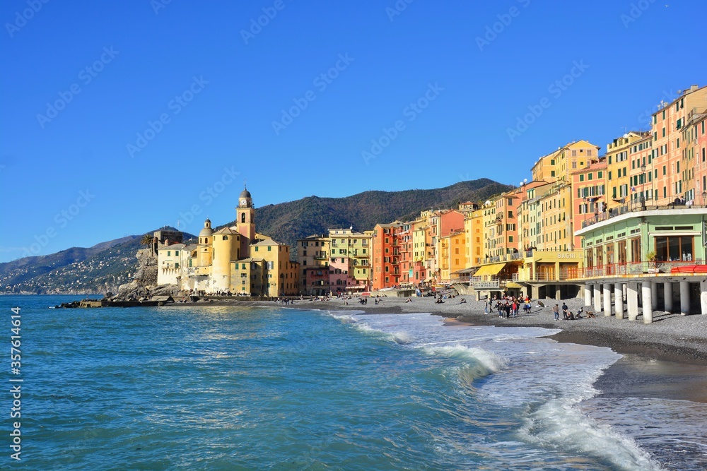 Camogli,Liguria,Genova .Il lungomare, la spiaggia e la Palazzata, una cortina di palazzi del XIX secolo, molto sviluppata in altezza e dipinta con colori vivaci.
