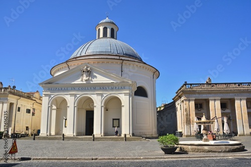 Collegiata di Santa Maria Assunta in Cielo.

Situato sulla piazza principale e storica della città e costruito su progetto del Bernini, questo è il principale luogo di culto di Ariccia.