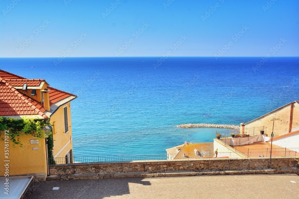 Cervo, Imperia, Liguria, Italia.
Piazza dei Corallini / Piazza San Giovanni Battista.
La piazza principale di Cervo, uno dei più suggestivi belvedere di tutta la Liguria.
