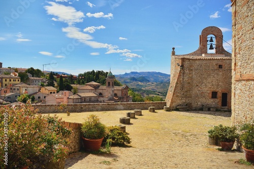 Verucchio, Rimini, Emilia-Romagna, Italia-Rocca Malatestiana.
Il cortile esterno del castello con l'antico campanile e una splendida vista sui tetti della città e sulla campagna circostante.
