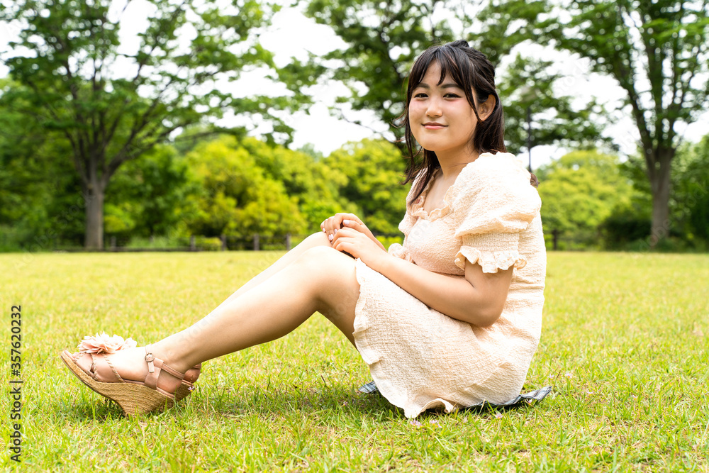 キャンパスの女子大生