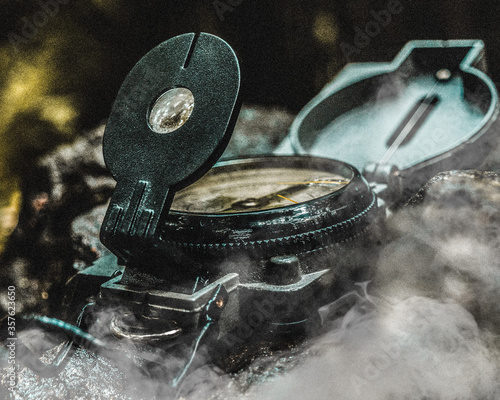 Obraz na płótnie Compass with the smoke 