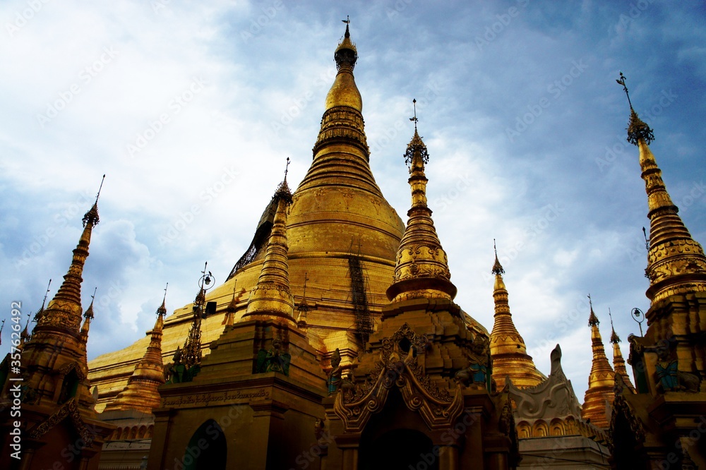 Fototapeta premium Shwedagon Pagoda in Yangon, Myanmar (Burma)