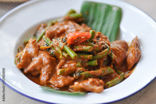 stir-fried beef with curry and vegetable