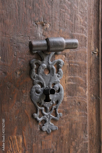 stary zamek drwniane drzwi kuty zamek ornament