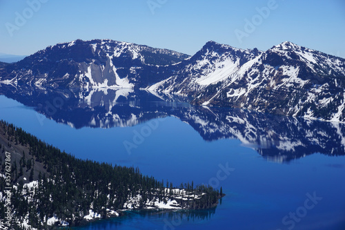 Reflection of snow-capped mountains in Crater Lake National Park (Oregon, USA) © Jacoba