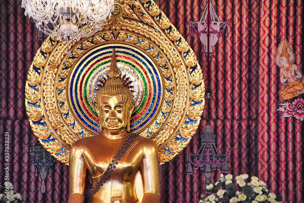 Obraz premium A beautiful ornate golden Buddha statue Wat Chana Songkhram temple