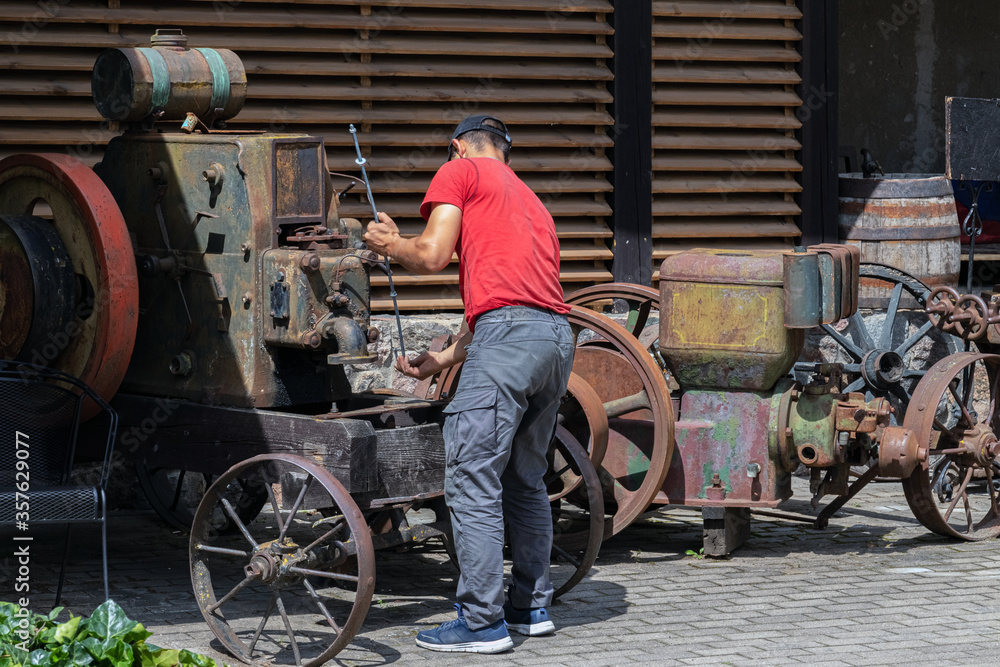 Obraz premium Repairs of old agricultural machinery.