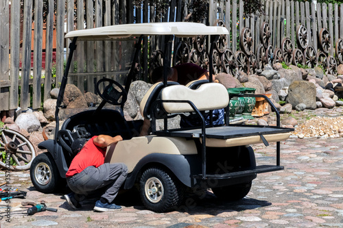 Repair of an old electric car for Ira in golf.