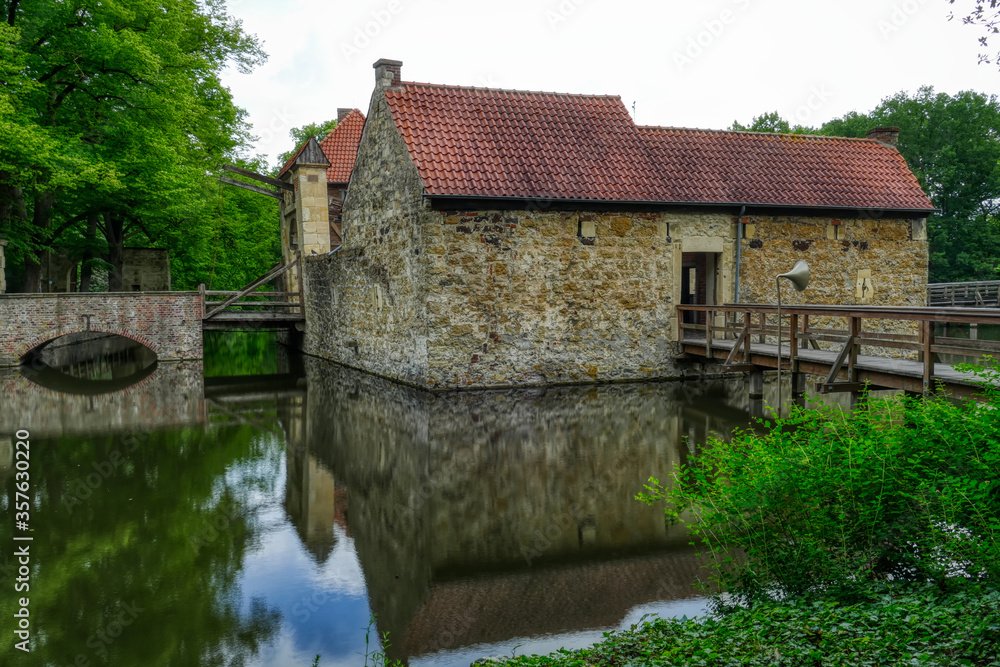 Wassergraben und historische Burganlage in Lüdinghausen